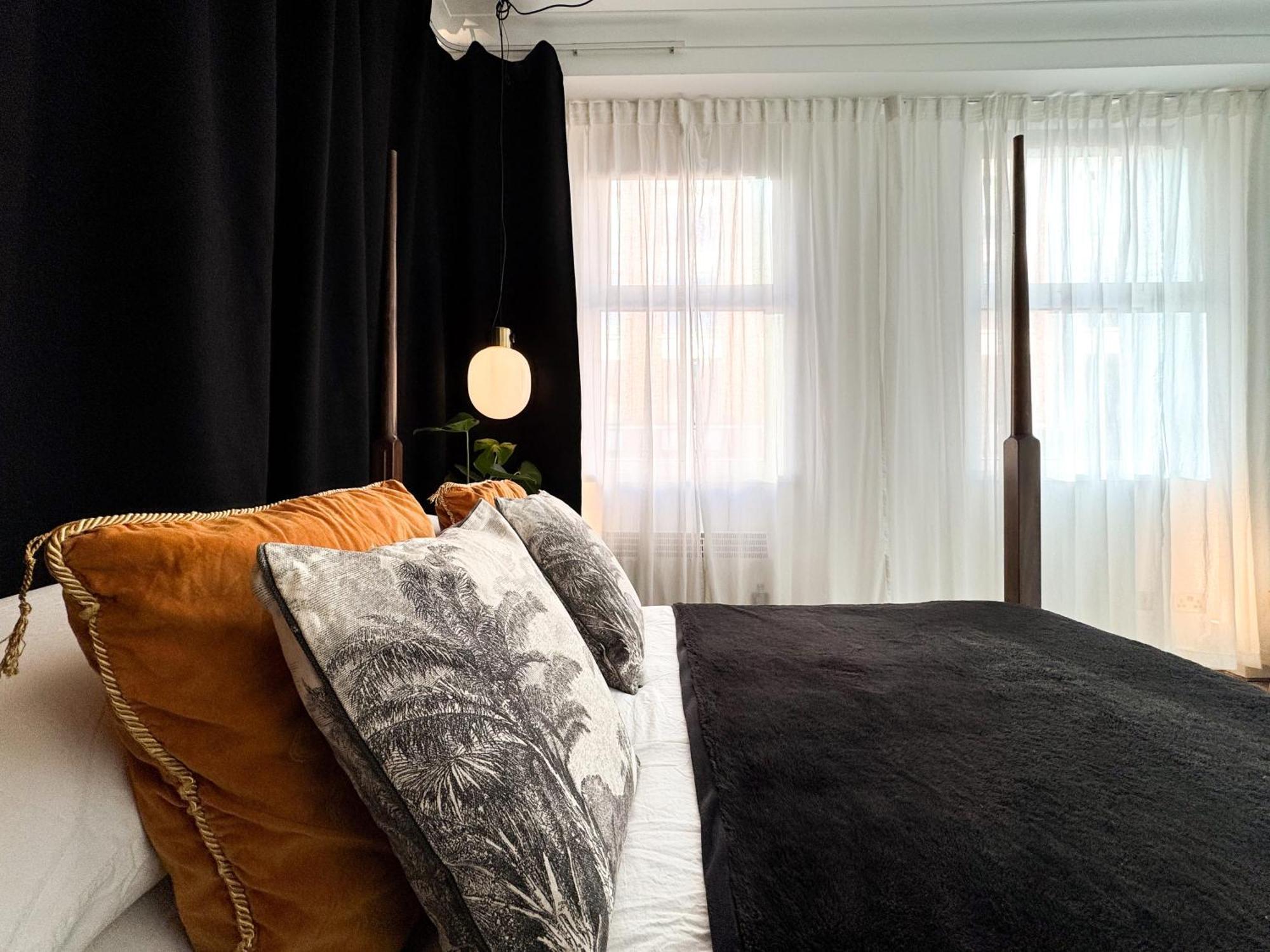Tranquil Oasis W 100Inch Cinema & Hammock, By The Design Traveller Apartment ลอนดอน ภายนอก รูปภาพ